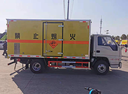宝丰爆破器材运输车工人安全操作规范与智能技术保障